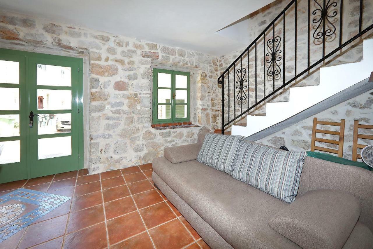 Kamena Villa *